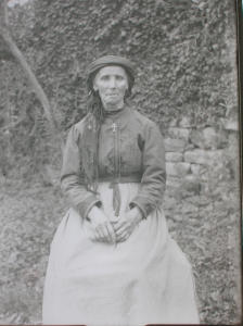 Ritrato di donna in abito tradizionale (1920 - 1930)